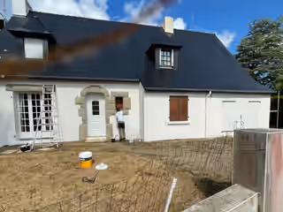 La même maison, ardoise neuve et uniformément sombre, façade reprise en blanc