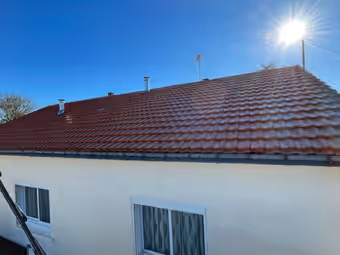 Maison de plain-pied dont la toiture en tuiles vient d’être reprise, faîtage compris